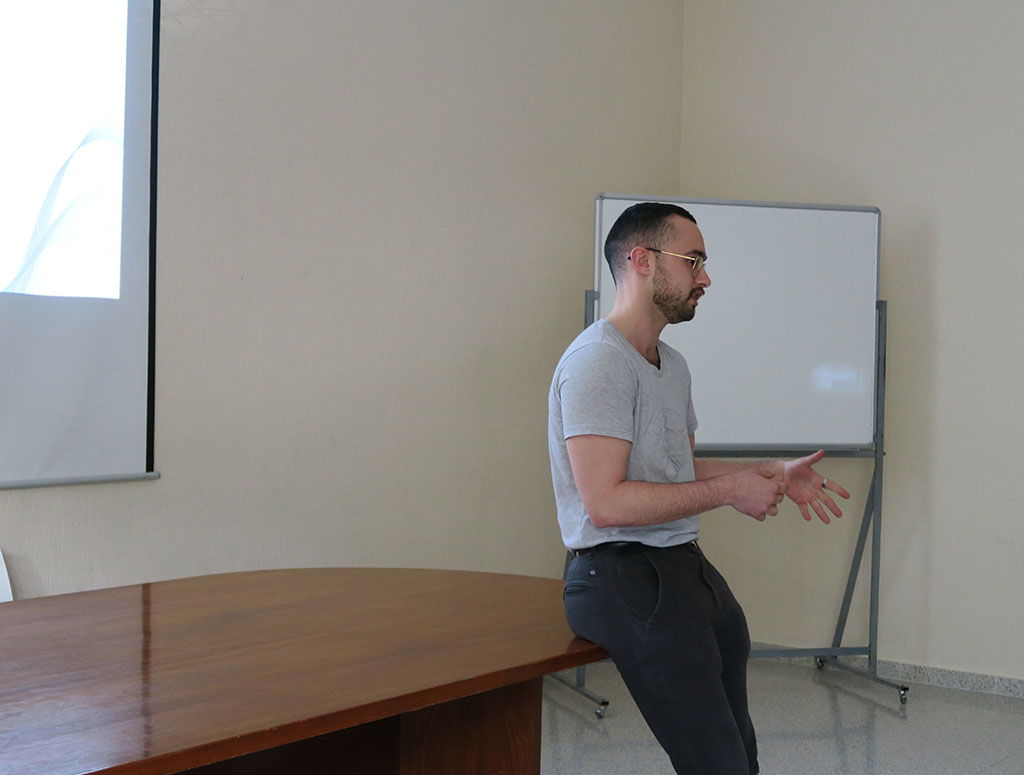 Alumno dando una presentación 