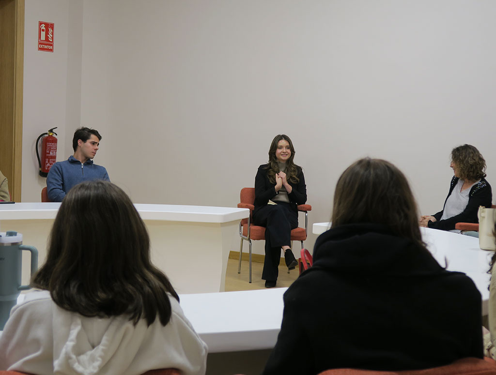 Natalia Treviño presentando su libro