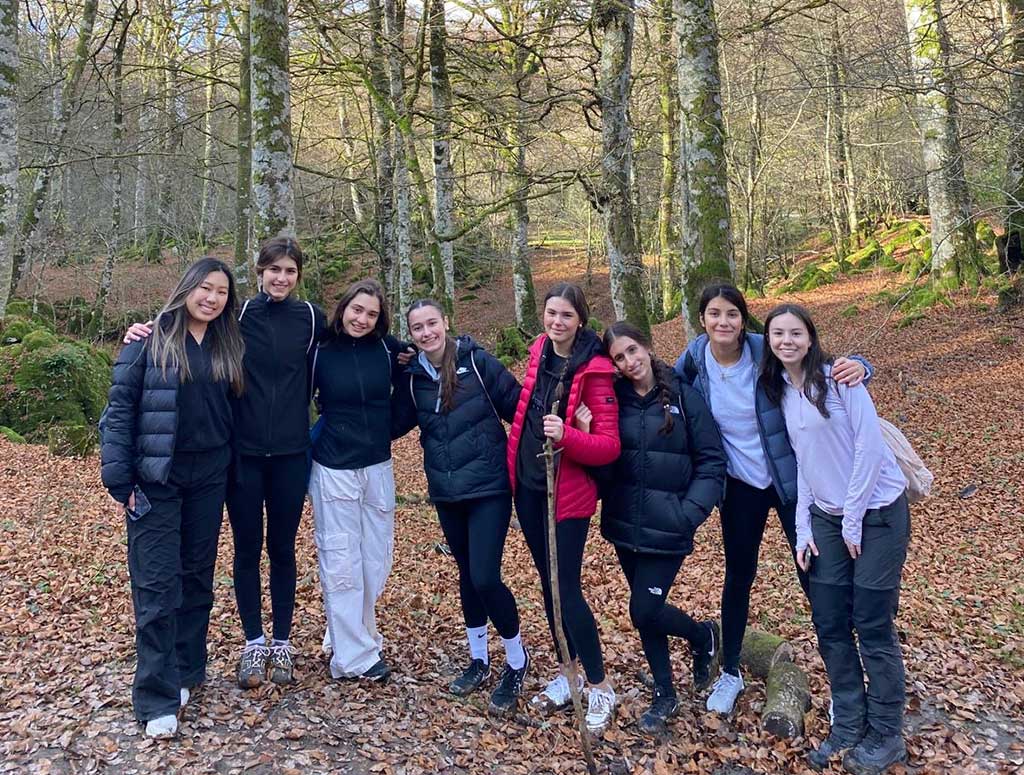 un grupo de estudiantes universitarias de excursión en un bosque navarro