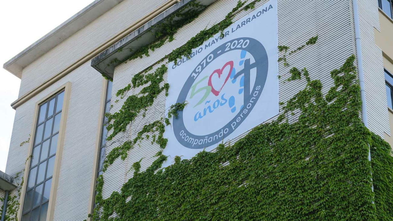 fachada del colegio mayor larraona en pamplona