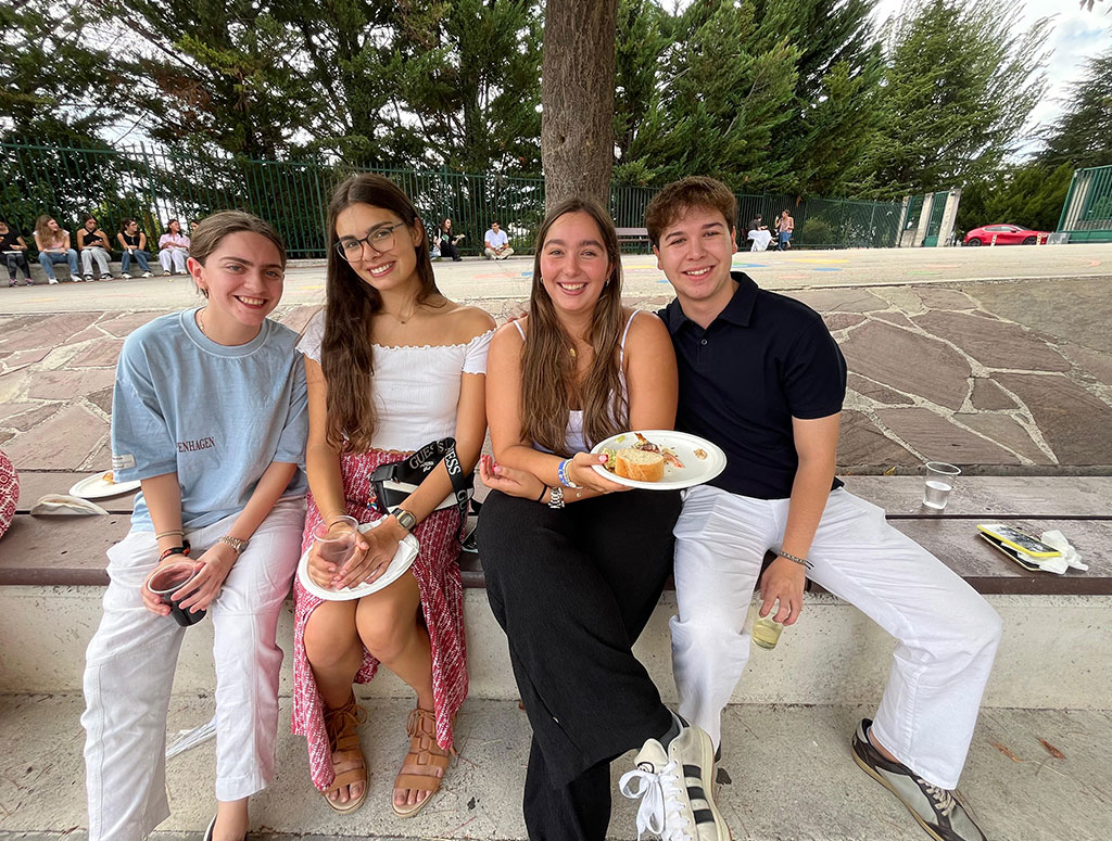 Colegiales comiendo 