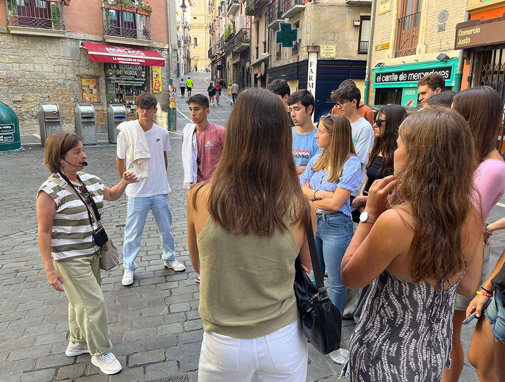guia dando tour de Pamplona