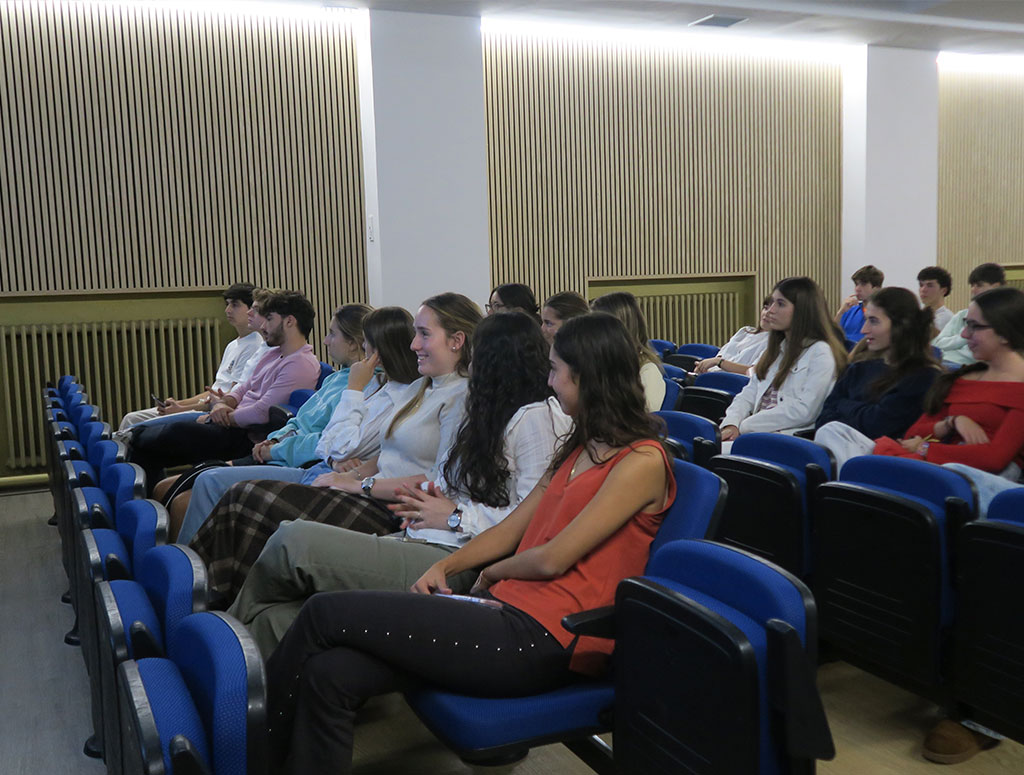 Colegiales y colegialas en taller