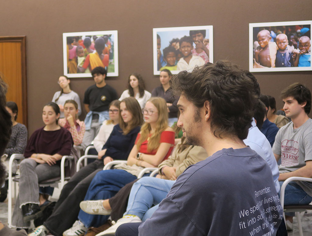 Colegiales escuchando una charla