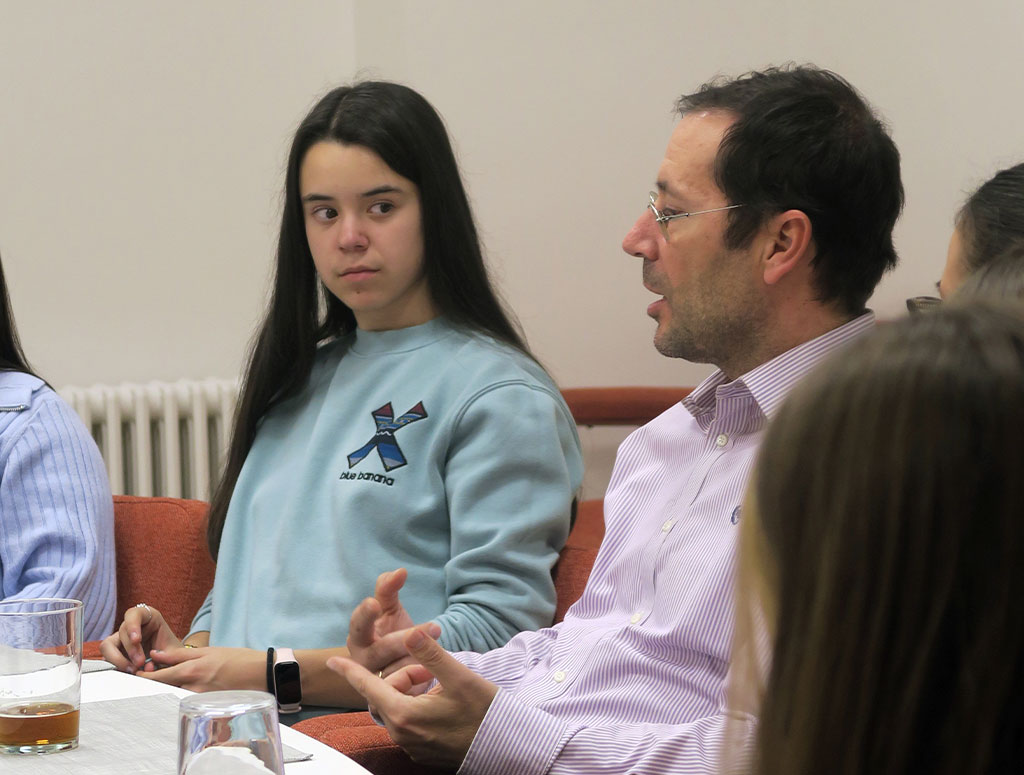 Alumna mirando al doctor