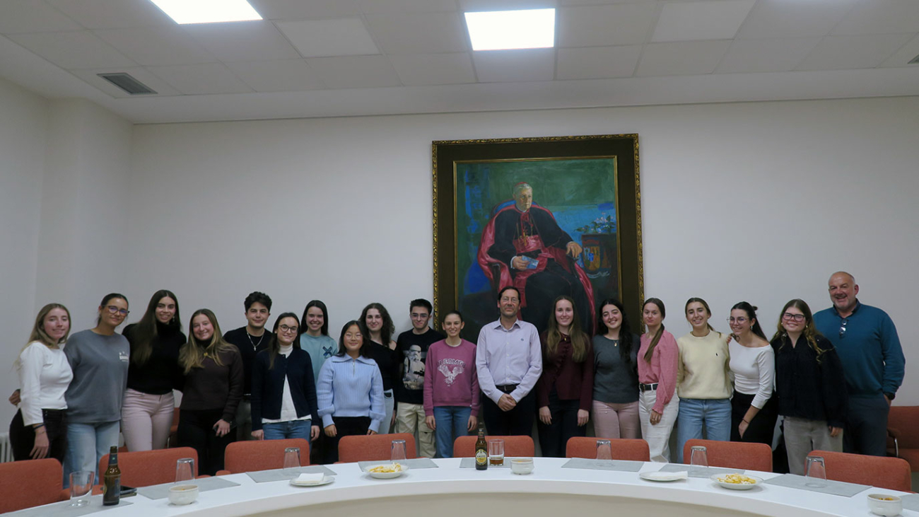 Colegiales y colegialas mirando de frente