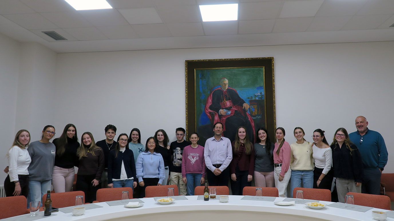 Colegiales y colegialas mirando de frente