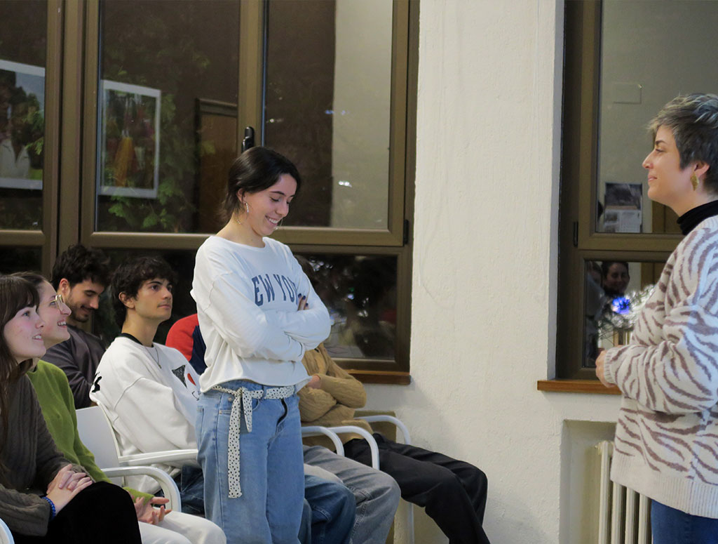 Colegiala sonriendo charla