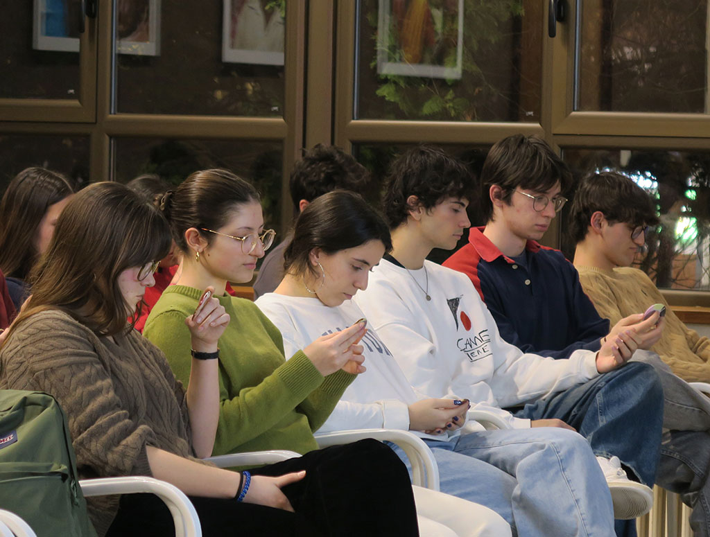 Colegiales y colegialas charla sexualidad