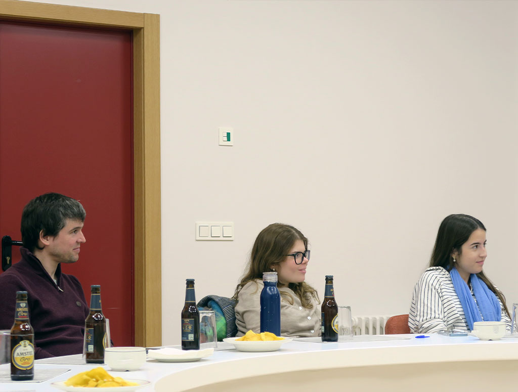 Colegiales y colegialas think and beer