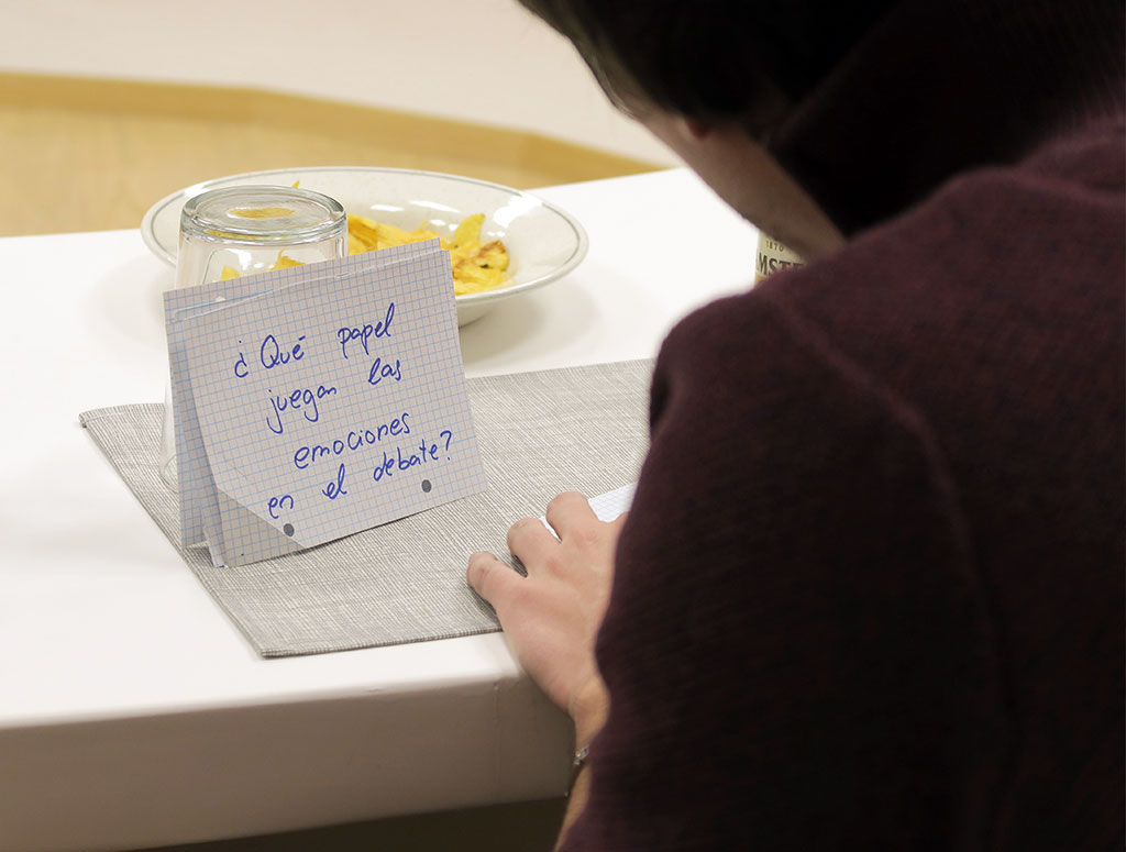 Tarjeta escrita charla debate