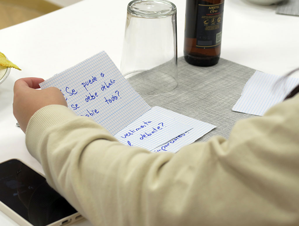 Tarjeta escrita charla debate