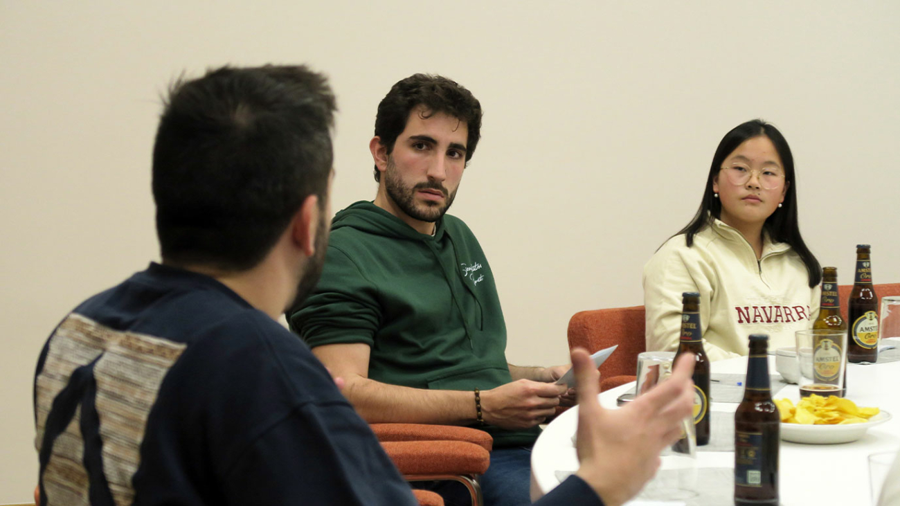Colegiales escuchando a invitado