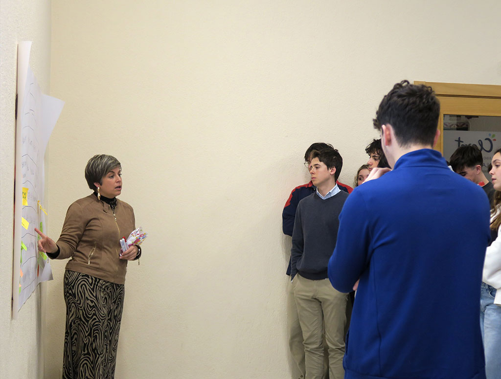 Ángeles Cabido explicando colegiales