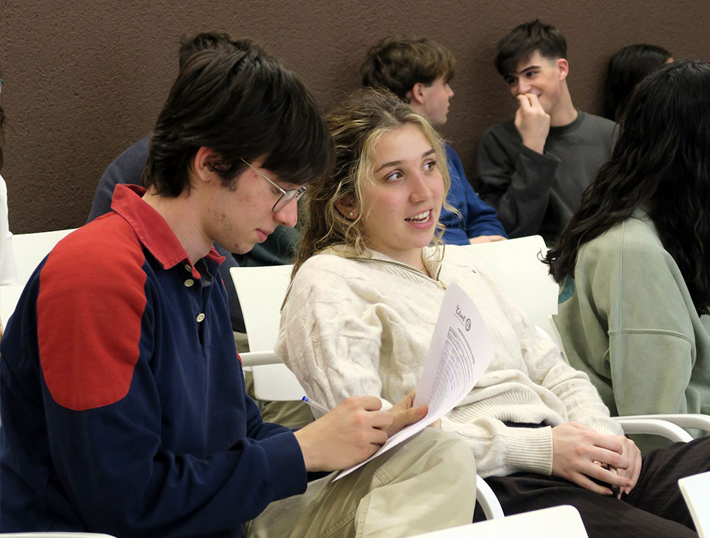 Dos colegiales hablando