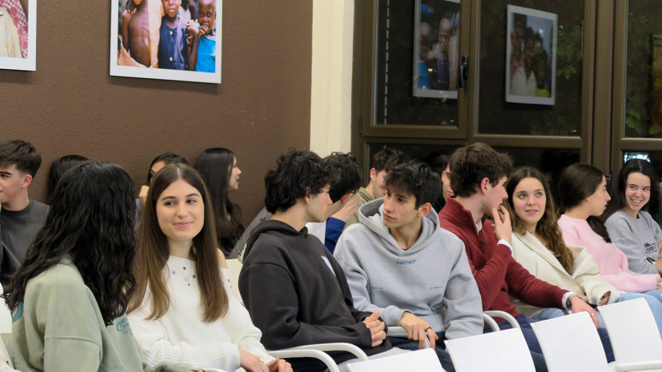 Colegiales hablando charla