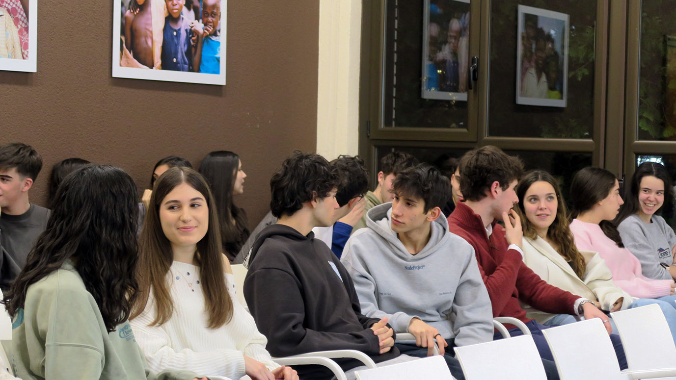 Colegiales hablando charla