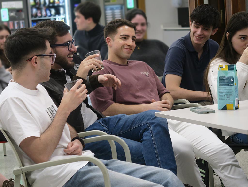 colegiales y colegialas en cata de café