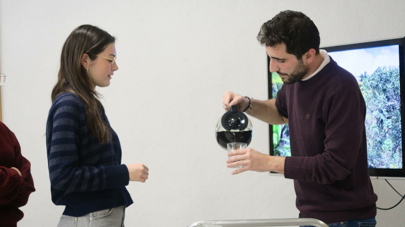 docente sirve café en un vaso