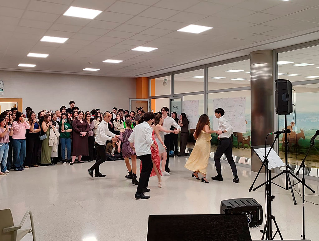 grupo de baile del colegio mayor hace actuación