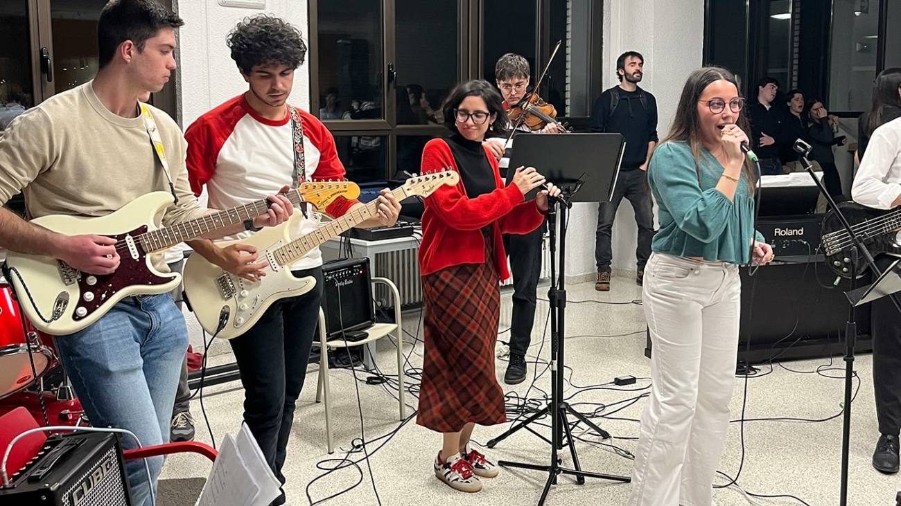 grupo de música colegial en la fiesta de primavera