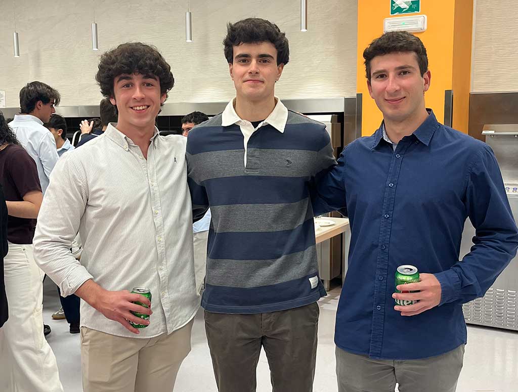 tres colegiales universitarios en la fiesta de primavera