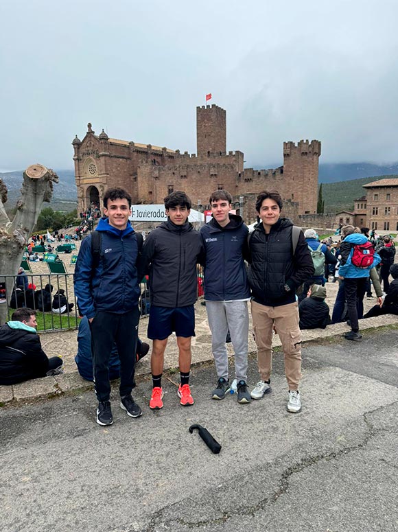 amigos frente al Castillo de Javier