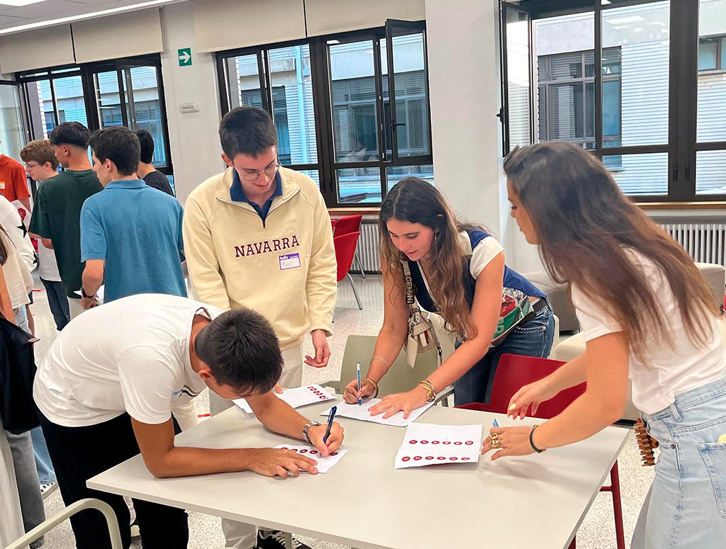 Colegiales y colegialas participando en dinámica