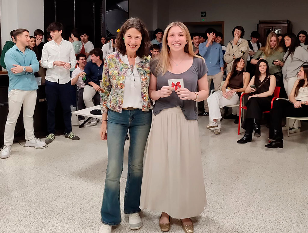 colegiala recibe tarjeta de premio